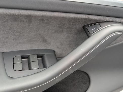Used 2024 Tesla Model Y Long Range AWD/4WD image 19