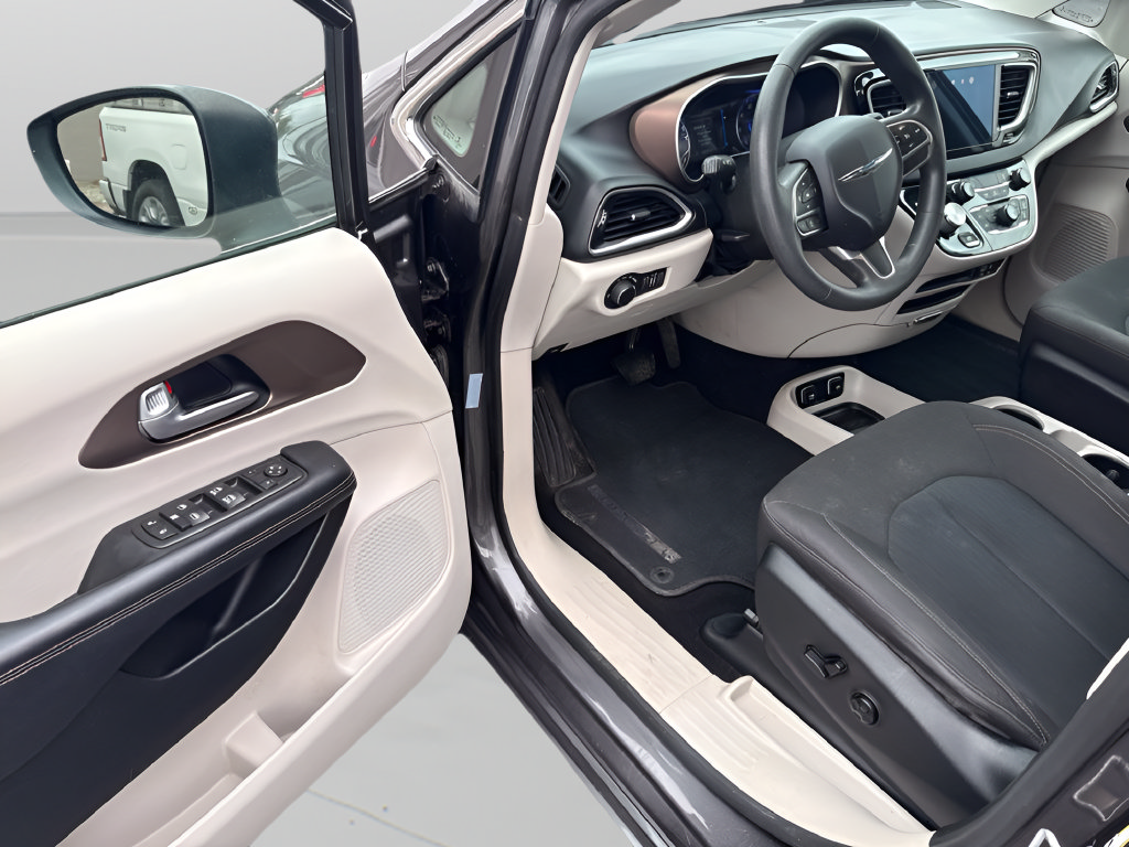 Used 2017 Chrysler Pacifica Touring FWD image 13