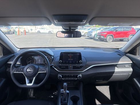 Used 2025 Nissan Altima 2.5 SV FWD image 33