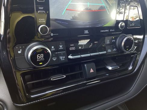 Used 2022 Toyota Highlander XSE AWD/4WD image 17