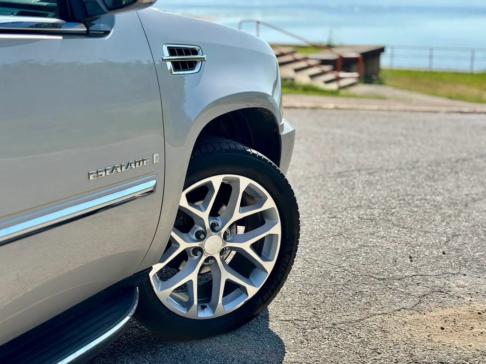Used 2007 Cadillac Escalade AWD w/ Information Package image 5