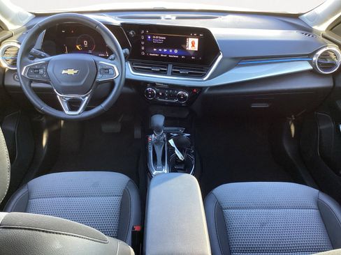 Used 2025 Chevrolet Trax LT w/ LT Convenience Package image 4