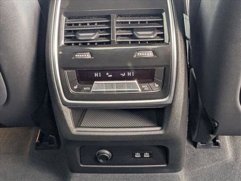 Used 2025 BMW X7 xDrive40i w/ Premium Package image 17