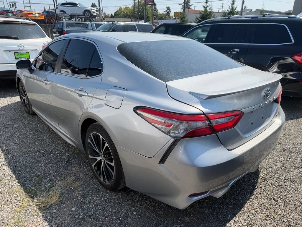Used 2018 Toyota Camry SE FWD image 3