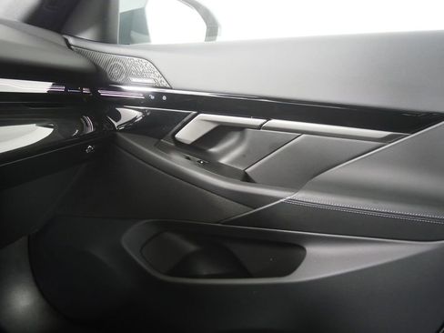 Certified 2025 BMW 530i image 30