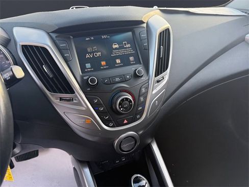 Used 2017 Hyundai Veloster Base image 11