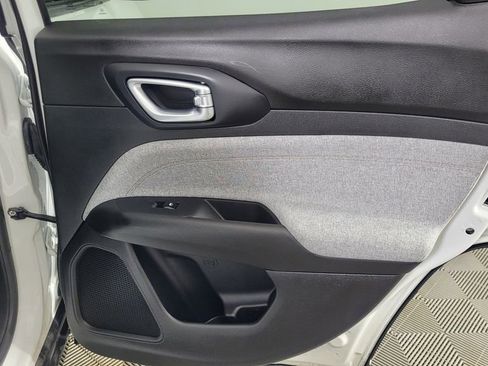 Used 2024 Jeep Compass Latitude image 28