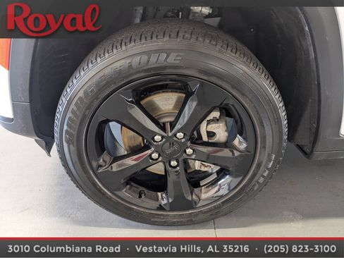 Used 2024 Jeep Grand Cherokee L Altitude RWD image 29