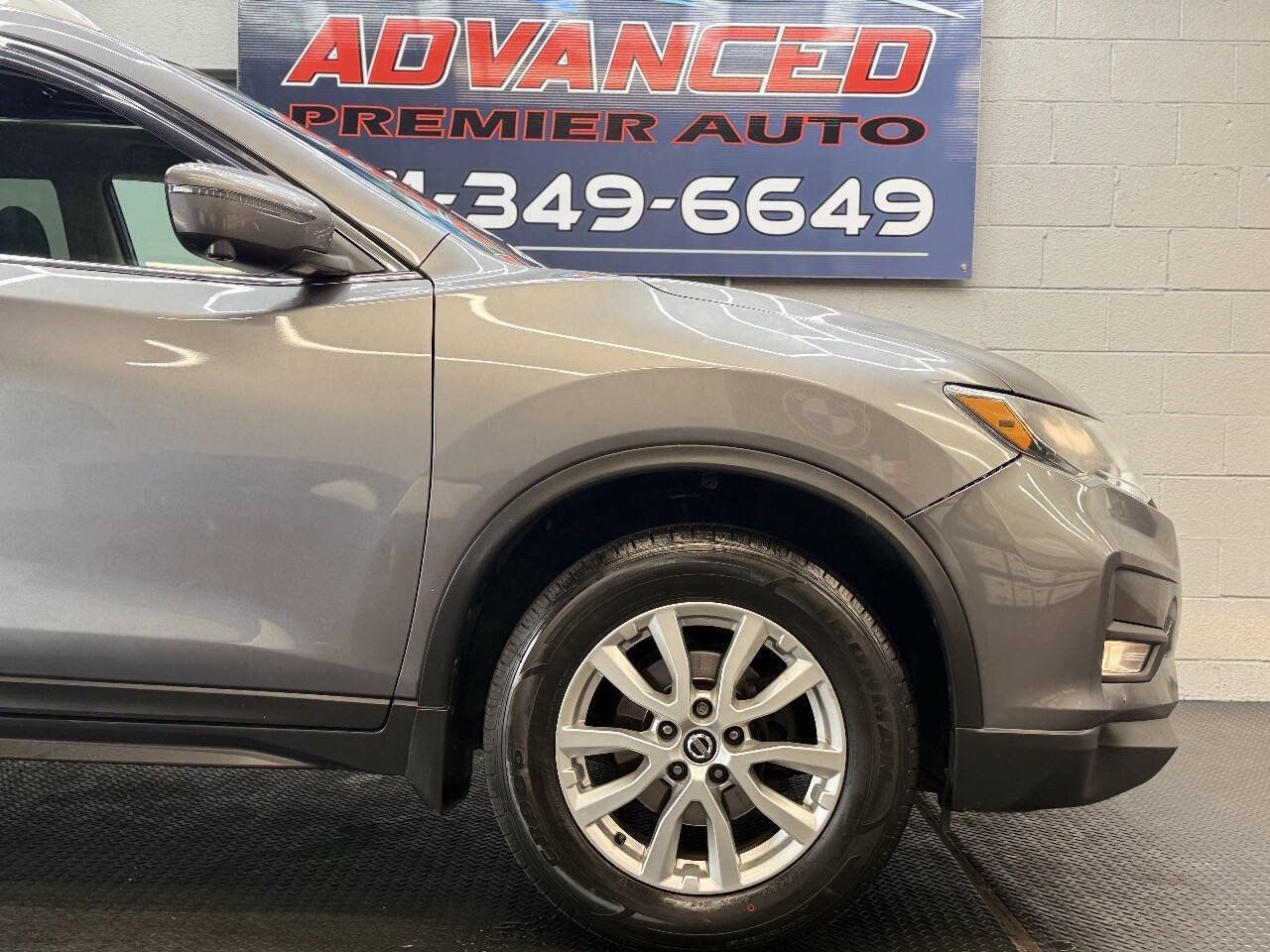 Used 2017 Nissan Rogue SV w/ Sun & Sound Touring Package AWD/4WD image 3