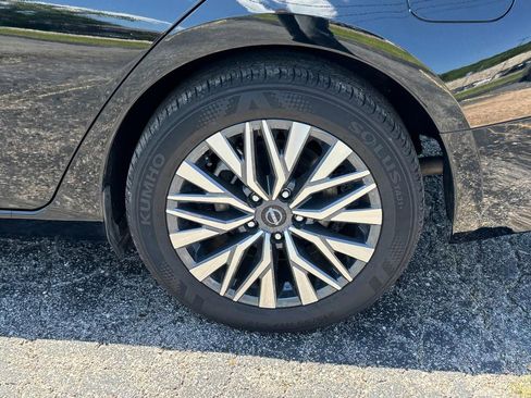 Used 2024 Nissan Altima 2.5 SV FWD image 9