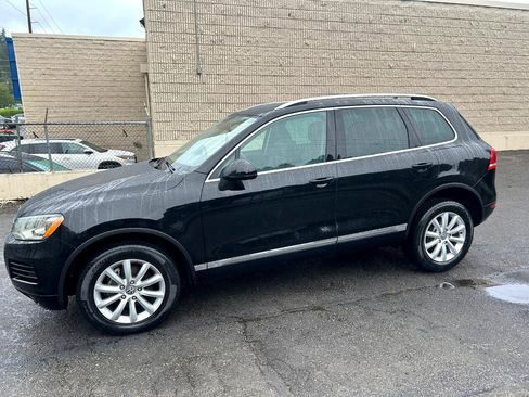 Used 2012 Volkswagen Touareg Sport image 8