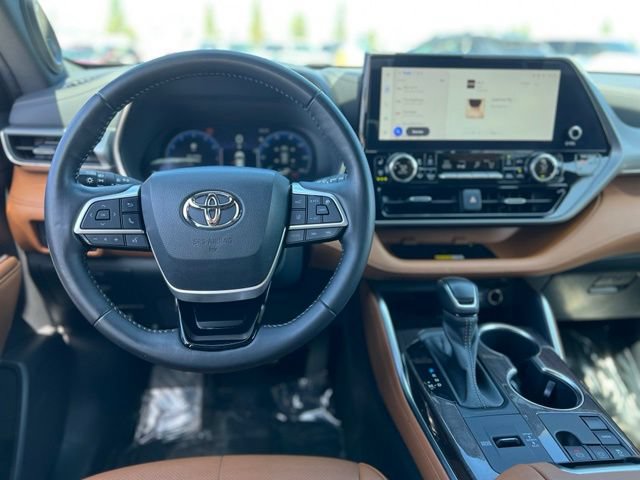 Used 2023 Toyota Highlander Platinum FWD image 11