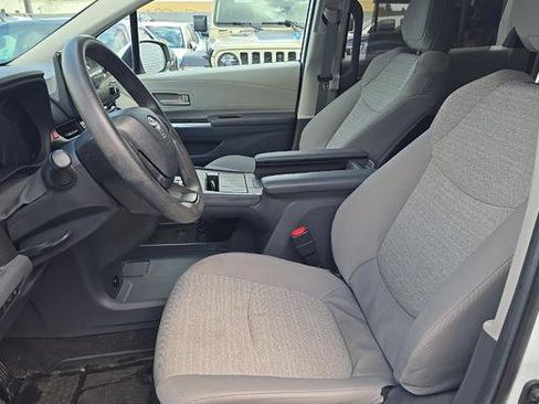 Used 2024 Toyota Sienna LE w/ LE Plus Package image 7