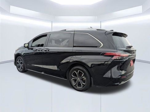 Used 2025 Toyota Sienna Platinum AWD/4WD image 6