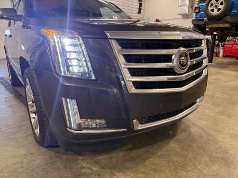 Used 2015 Cadillac Escalade Premium AWD/4WD image 2