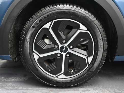 Used 2023 Kia Niro EX image 11