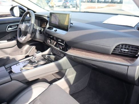 Certified 2025 Nissan Rogue Platinum FWD image 25