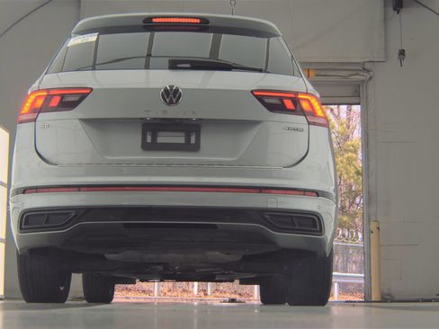 Used 2022 Volkswagen Tiguan SE R-Line image 8