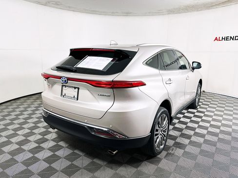 Used 2023 Toyota Venza LE image 3