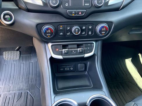 Used 2023 GMC Terrain SLT w/ Infotainment Package II FWD image 31