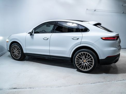Used 2023 Porsche Cayenne Platinum Edition image 2