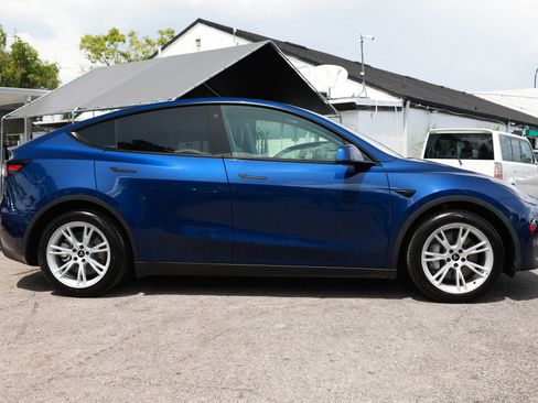 Used 2021 Tesla Model Y Long Range AWD/4WD image 17
