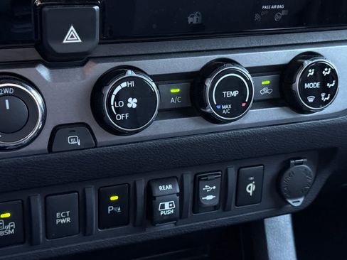 Used 2018 Toyota Tacoma TRD Off-Road w/ Technology Package image 20