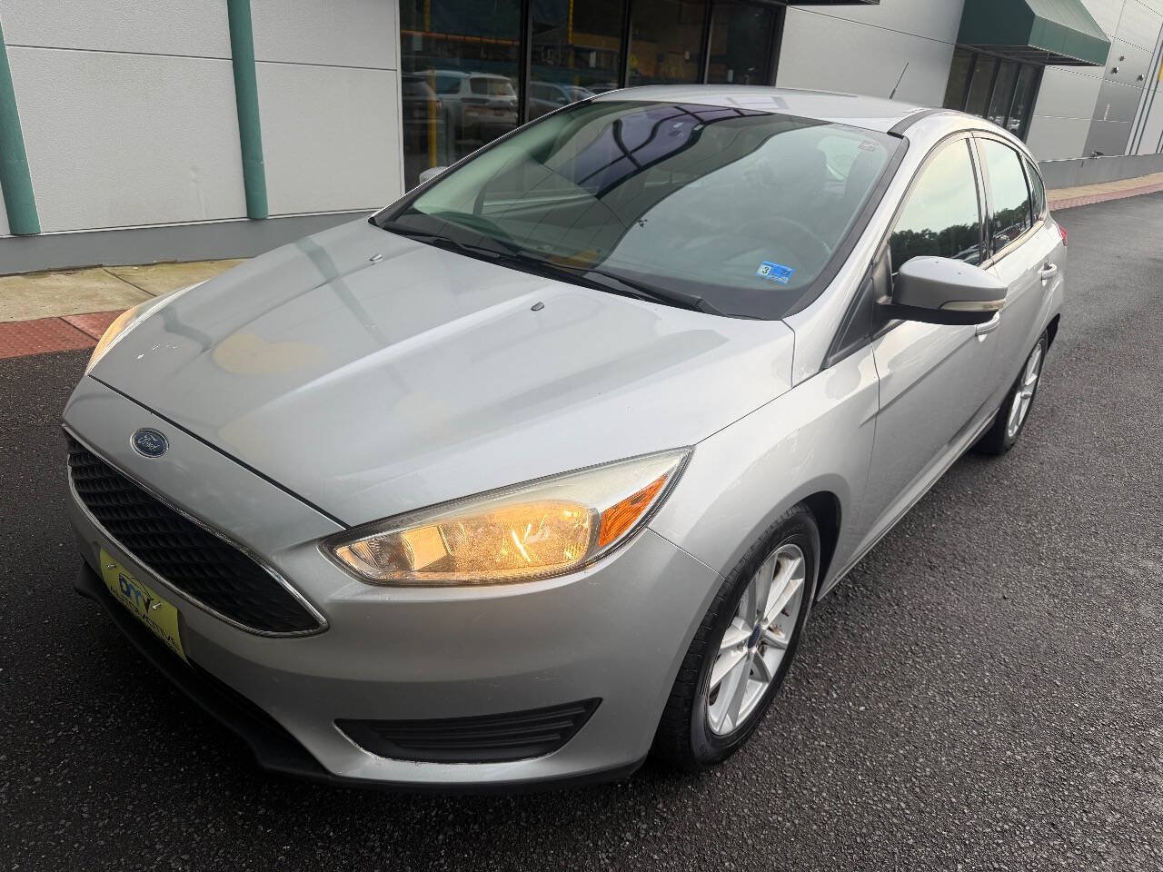 Used 2015 Ford Focus SE w/ SE Cold Weather Package FWD image 2