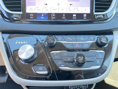 Used 2024 Chrysler Pacifica Touring-L image 19