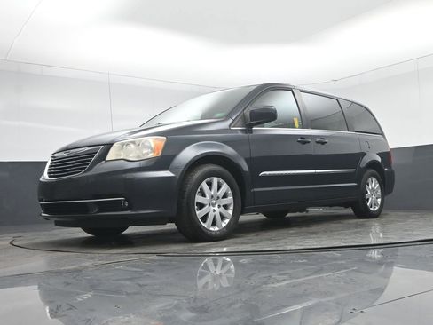 Used 2014 Chrysler Town & Country Touring image 60