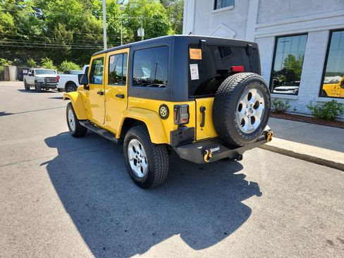 Used 2015 Jeep Wrangler Unlimited Sahara w/ Connectivity Group AWD/4WD image 3
