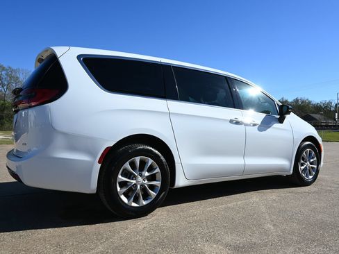 New 2026 Chrysler Pacifica Select AWD/4WD image 3