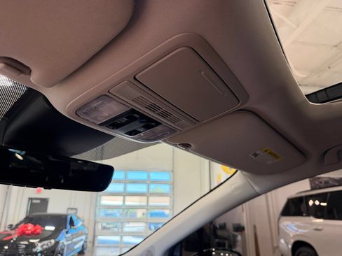Used 2025 Honda Odyssey Elite image 25
