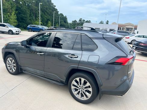 Used 2019 Toyota RAV4 XLE Premium FWD image 4