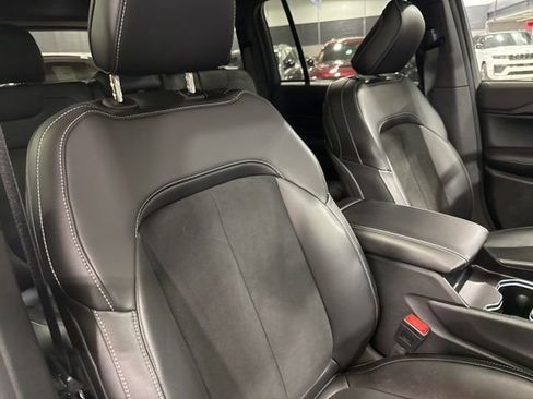Used 2025 Jeep Grand Cherokee Altitude AWD/4WD image 28
