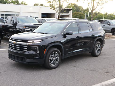 Used 2024 Chevrolet Traverse LT w/ Trailering Package FWD image 5