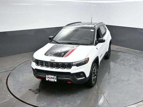 Used 2025 Jeep Compass Trailhawk AWD/4WD image 40