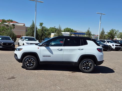 Used 2025 Jeep Compass Trailhawk AWD/4WD image 2