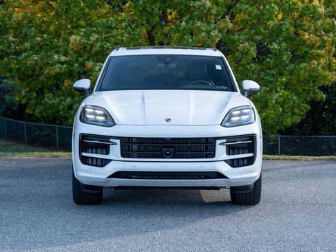 Certified 2025 Porsche Cayenne image 10