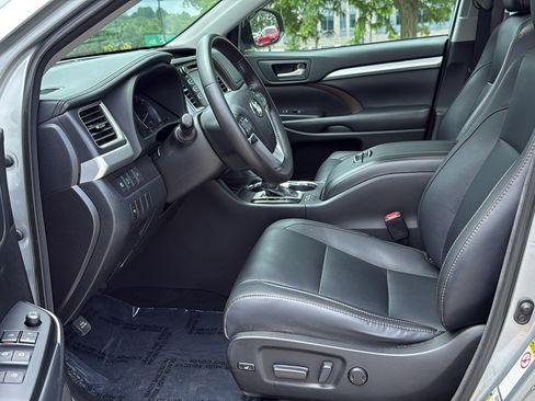 Used 2018 Toyota Highlander XLE AWD/4WD image 8