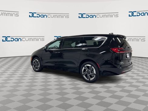New 2027 Chrysler Pacifica Limited w/ Family Tech Group AWD/4WD image 6