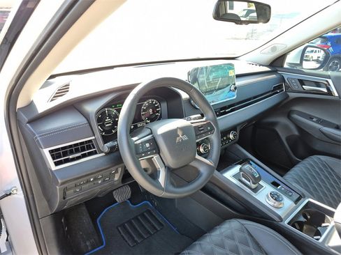 Used 2024 Mitsubishi Outlander 4WD Plug-In Hybrid image 32