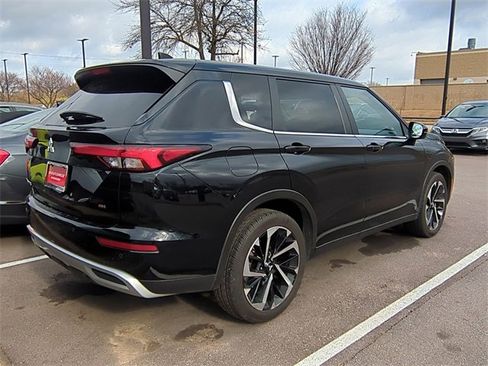 Used 2024 Mitsubishi Outlander SE Black Edition image 3