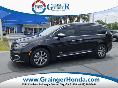 Used 2024 Chrysler Pacifica Pinnacle FWD image 1