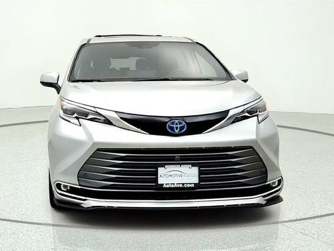 Used 2021 Toyota Sienna Platinum FWD image 2