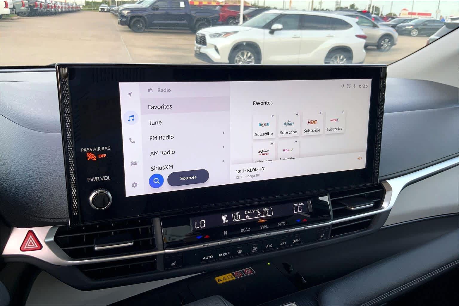 Certified 2025 Toyota Sienna XLE FWD image 33