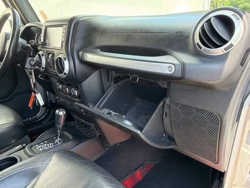 Used 2015 Jeep Wrangler Unlimited Sahara w/ Connectivity Group AWD/4WD image 35