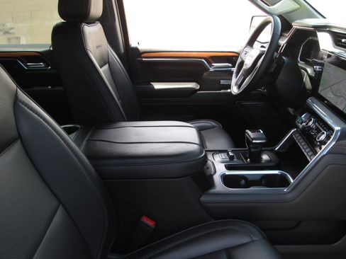 Used 2023 GMC Sierra 1500 Denali AWD/4WD image 9
