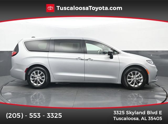 Used 2026 Chrysler Pacifica Limited FWD image 1
