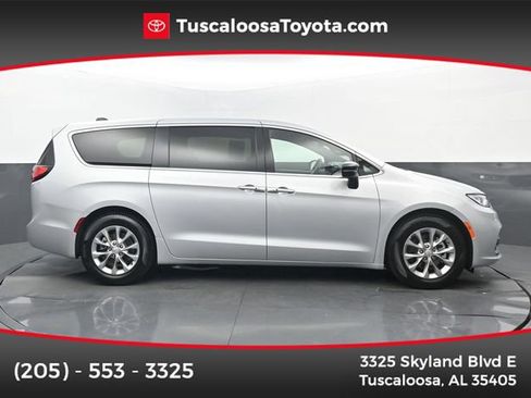 Used 2026 Chrysler Pacifica Limited FWD image 1